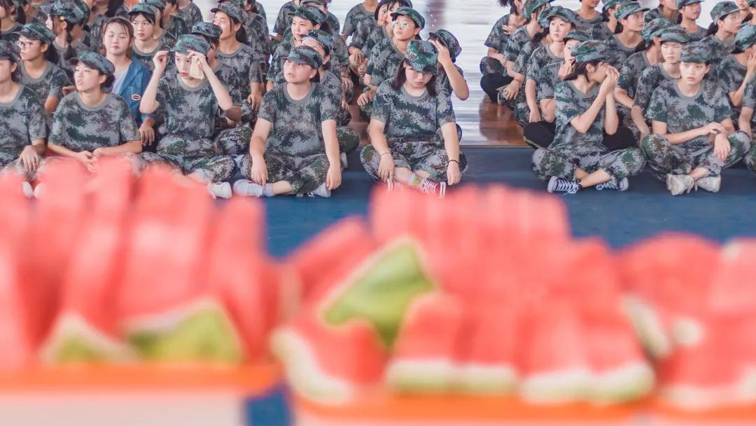 军训第四天，“小科爱”们竟然在集体吃西瓜？(图6)