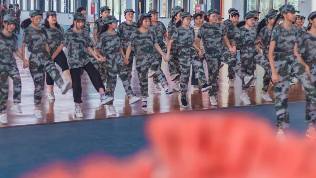 军训第四天，“小科爱”们竟然在集体吃西瓜？(图7)