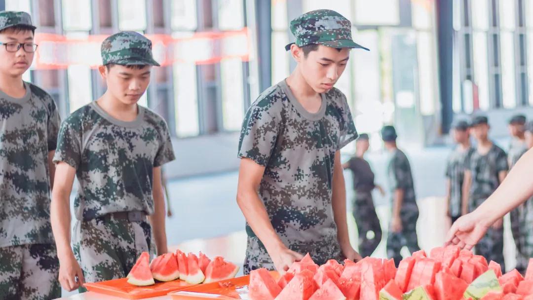 军训第四天，“小科爱”们竟然在集体吃西瓜？(图8)