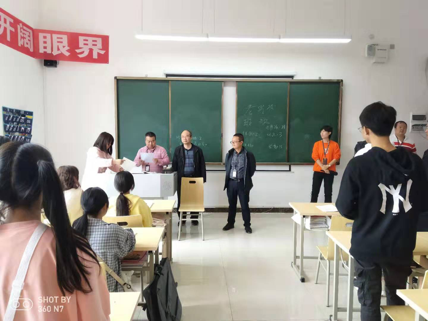 郫都区教育局职成科领导 到四川省经济管理学校检查指导学生学籍工作(图2)
